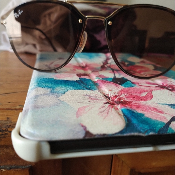 Like New Ray Ban Sunglasses - Picture 1 of 5